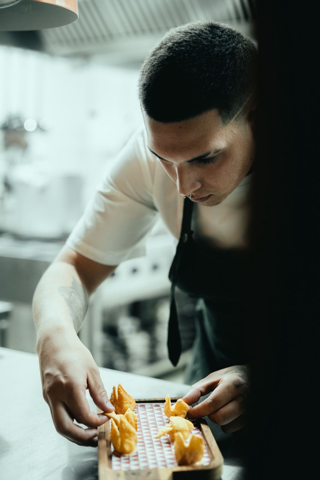 Chef Robert G&oacute;mez finalizando um prato