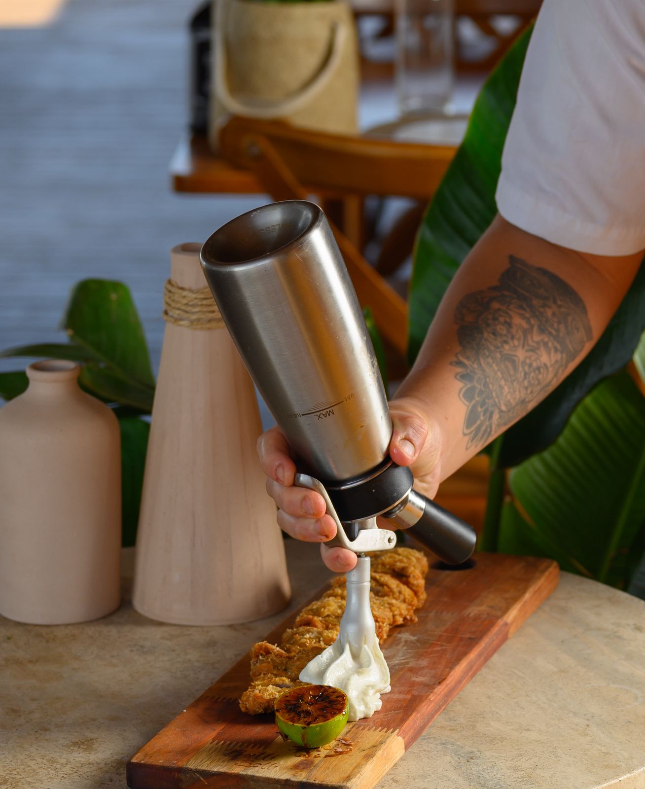 Preparo finalizado com espuma sobre madeira